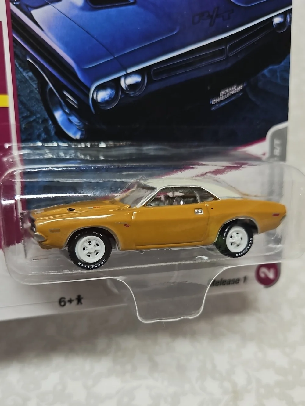 Johnny Lightning Classic Gold 1971 Dodge Challenger R/T white lightning Limited